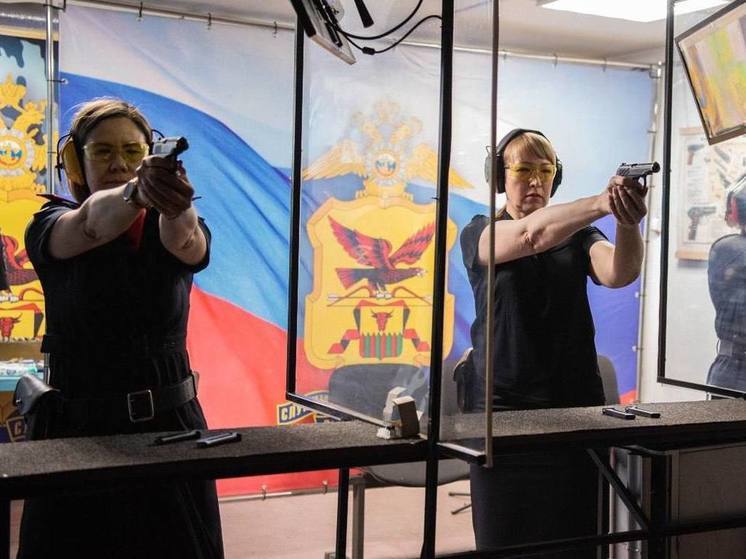 Женщины-полицейские в Чите показали навыки владения оружием