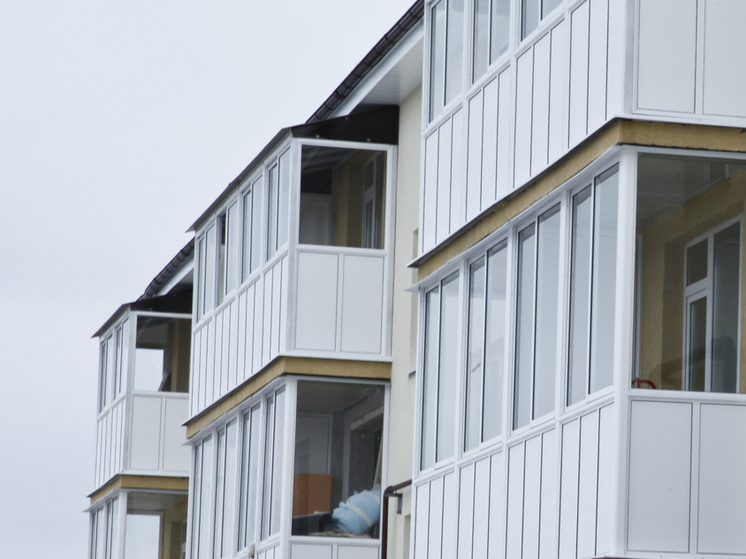 В Шатуре у подъезда одно из домов рухнула ступенька