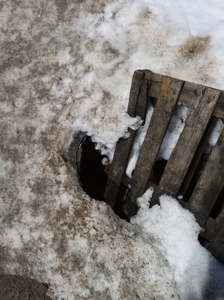 В Тверской области люди пожаловались на открытый возле перехода колодец