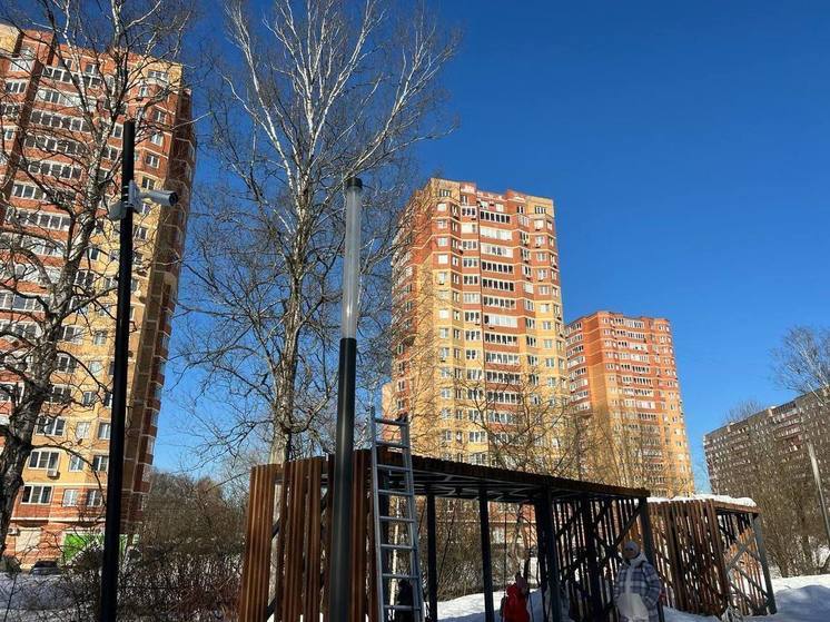 Центральный парк в Лобне планомерно разрушают вандалы