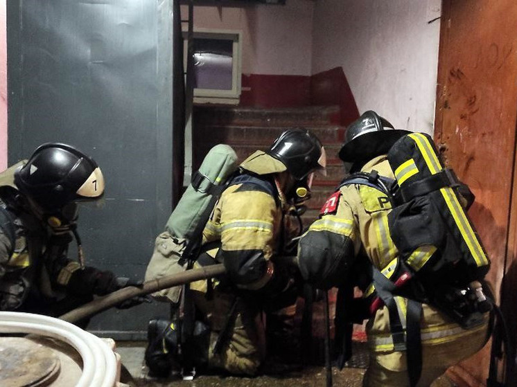 Восемь человек эвакуировали во время пожара в жилом доме Видяево