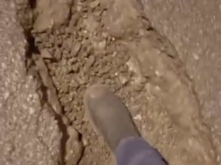 На Дмитровском шоссе автомобилисты пробивают колеса из-за ям