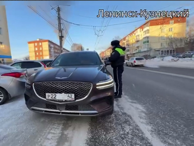 Владелец дорогой инормарки скрывал номера под снегом, избегая штрафов в Кузбассе