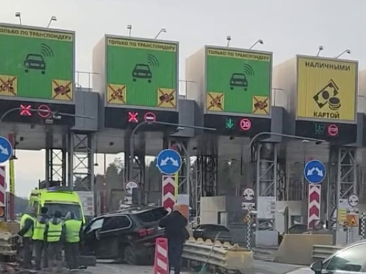 BMW протаранил отбойник на платной дороге в Одинцово