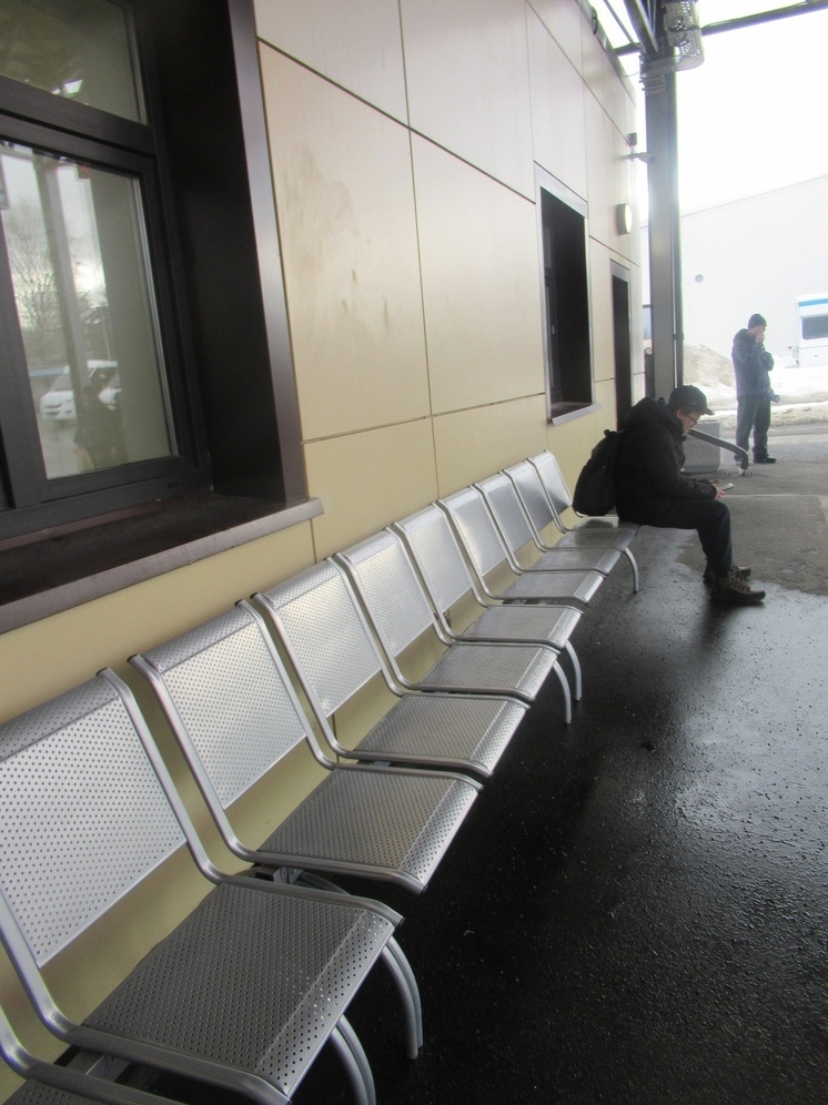 Железные уличные скамейки у нового автовокзала Петрозаводска, удивили пассажиров