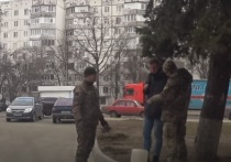 В Полтаве украинские военные комиссары прикрепляют на свое тело видеокамеры для записи процесса мобилизации граждан