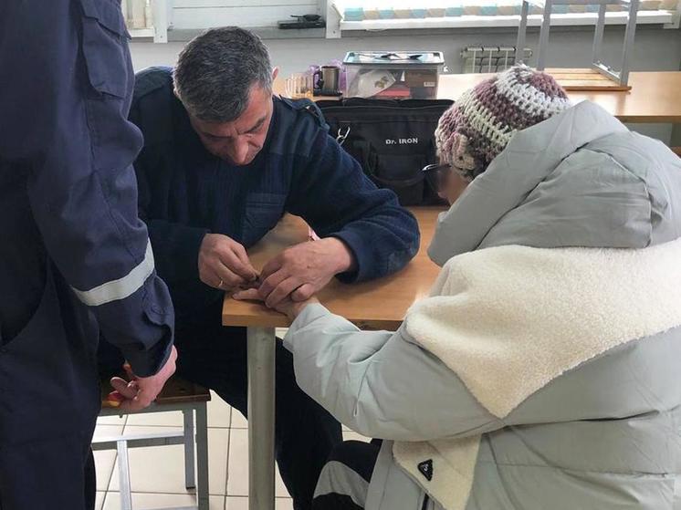 Спасатели помогли пенсионерке снять с опухшего пальца кольцо