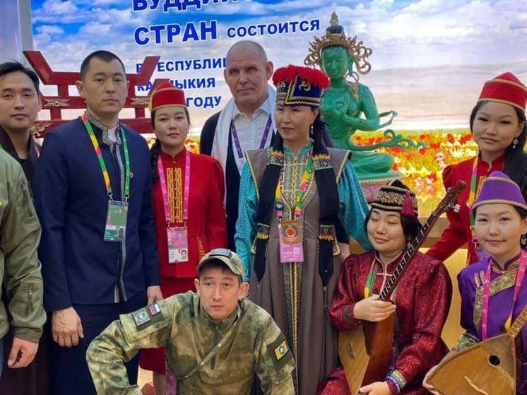 Калмыцких студентов на всемирном фестивале посетил Александр Карелин