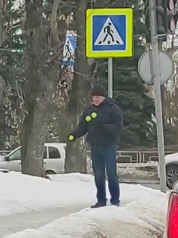 В Твери жонглер поднял настроение прохожим