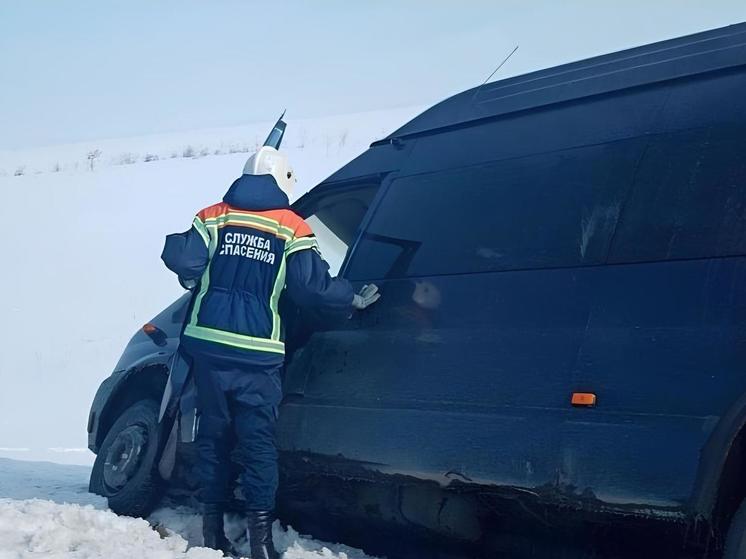 Под Саратовом съехал в кювет пассажирский автобус