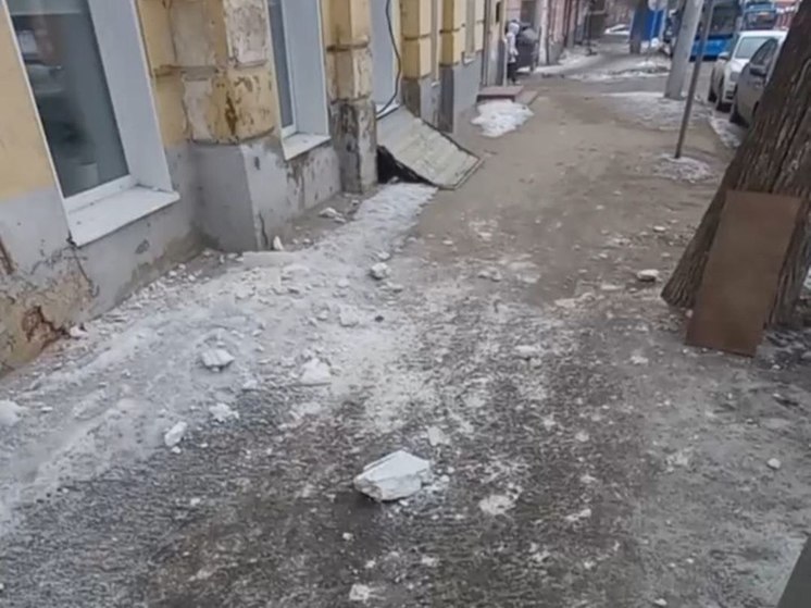 В центре Саратова начало разрушаться историческое здание