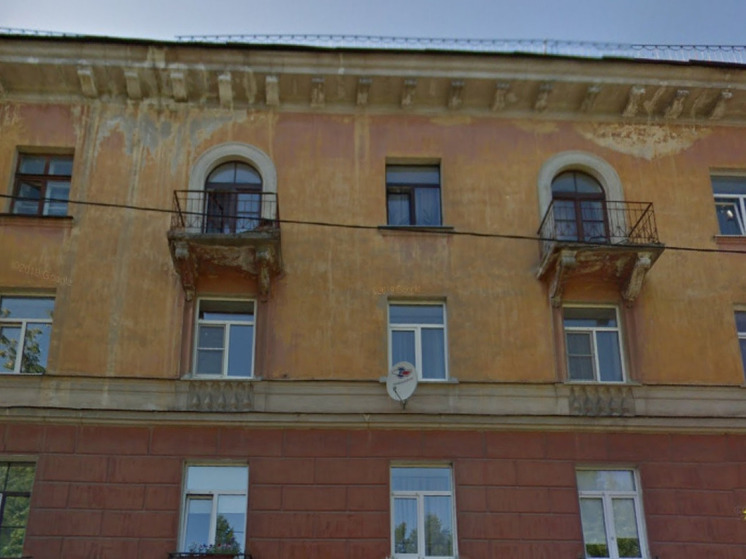 Штукатурка сыплется с фасада здания  на тротуар в Петрозаводске