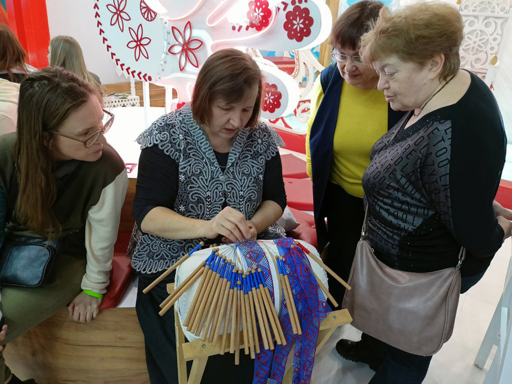 Вологжанки плетут кружево на Всероссийском женском форуме в Москве