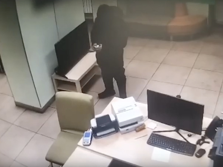 Житель Тувы в помещении банка похитил умную колонку