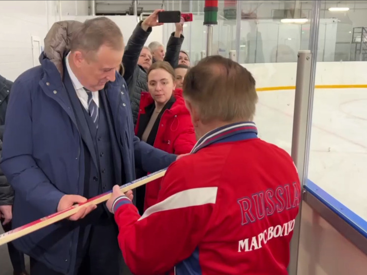 Дрозденко побывал на открытии новой ледовой арены в Волхове