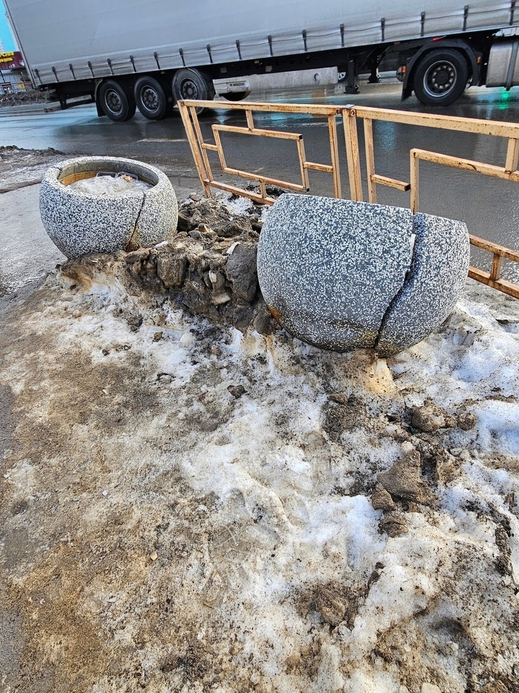 Новые уличные вазоны не пережили уборку снега в Петрозаводске