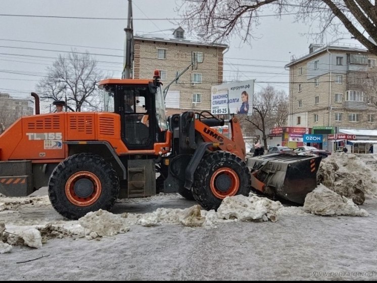 На пензенских улицах ведутся работы по вывозу снега и мусора