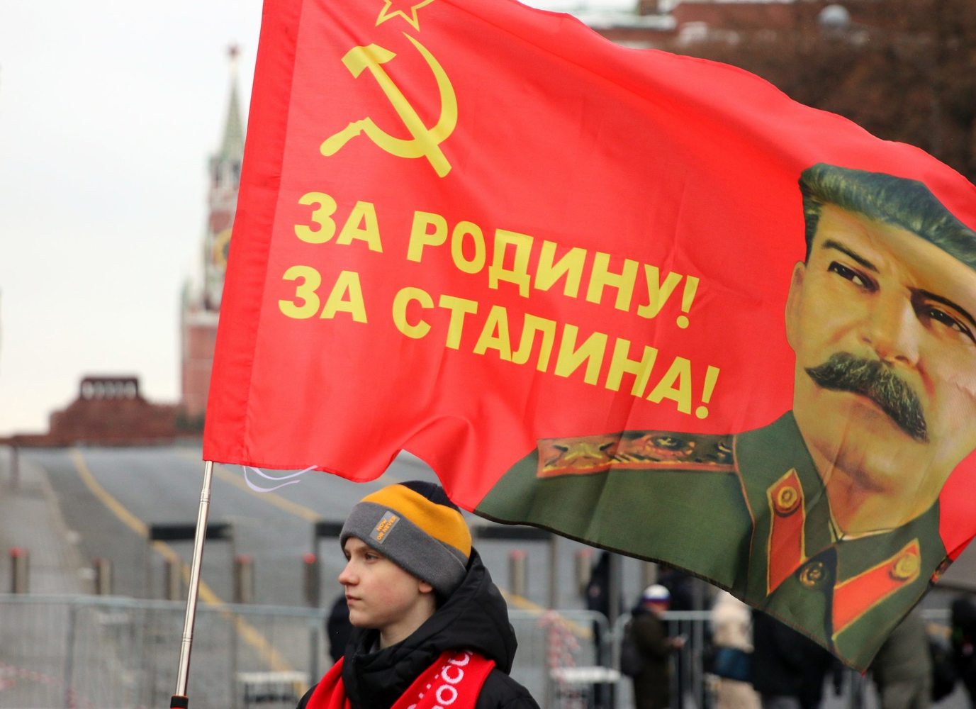 Зюганов и Харитонов возложили цветы к могиле Сталина: кадры церемонии