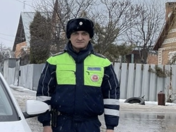 В центре Тулы инспектор ДПС потушил горящую легковушку