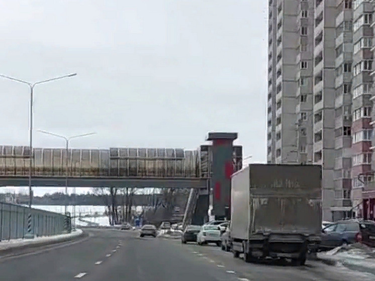 Улица Крынина в Воронеже превратилась в парковку для грузовиков