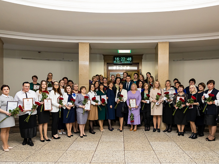Женщин педагогов Калининградской области наградили в правительстве региона