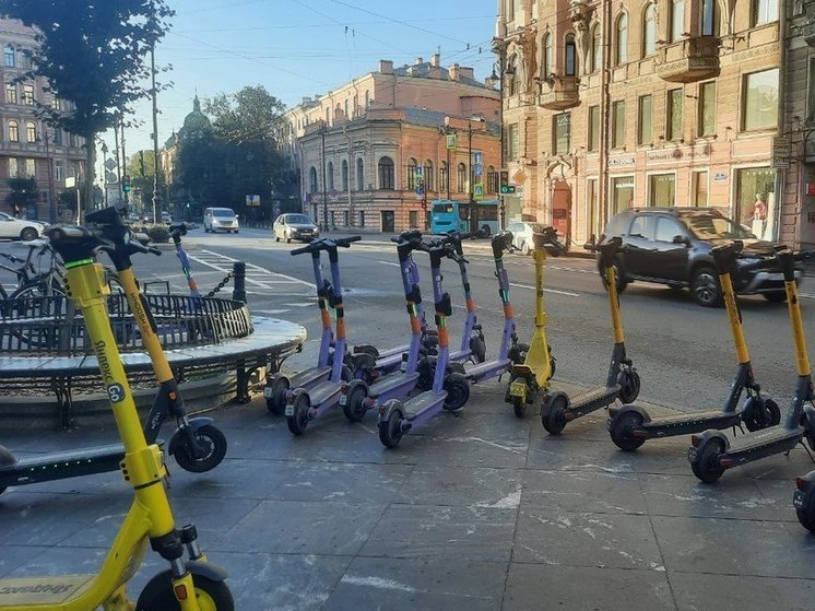 Самокатчикам Петербурга напомнили правила езды перед началом сезона