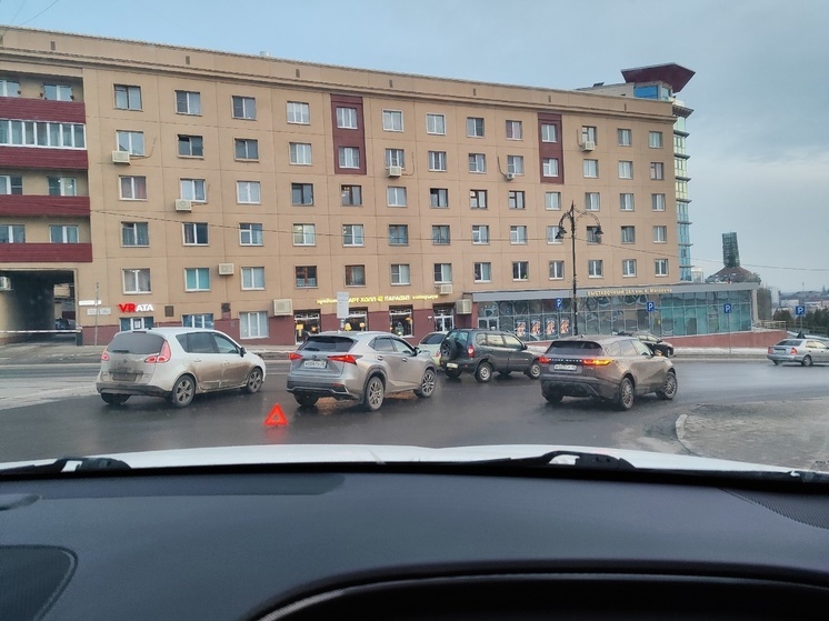 В центре Курска столкнулись три легковушки