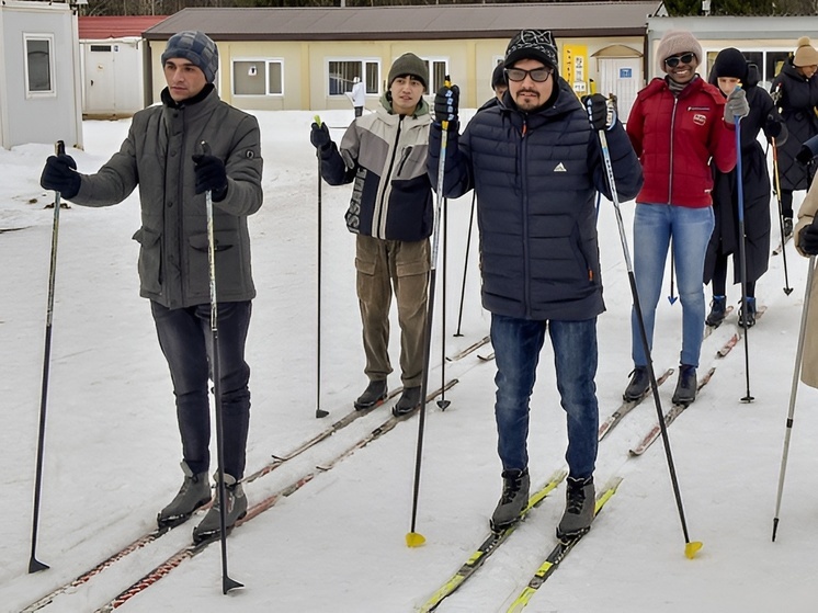 Под Архангельском студенты-иностранцы вышли на «Лыжню для новобранцев»