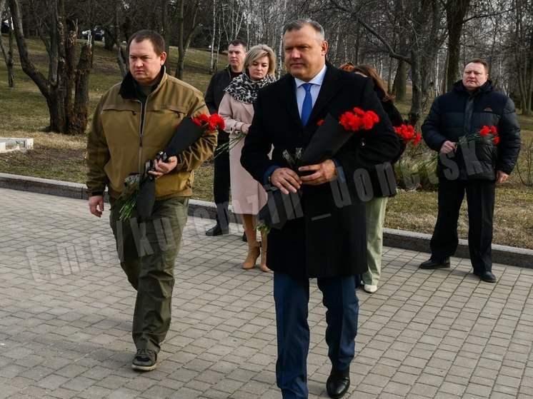 Жители Донецка возложили цветы к бюсту Владимира Жоги