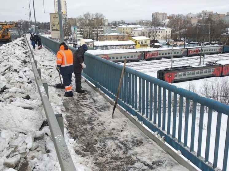 В Кирове  путепровод в Чистых прудах освобождают от снега