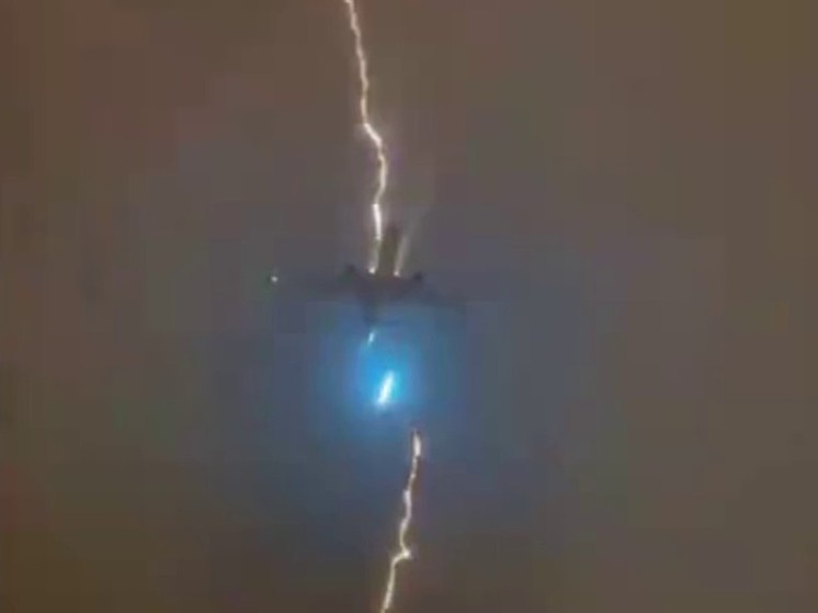 Момент удара молнии в вылетевший из Ванкувера лайнер попал на видео