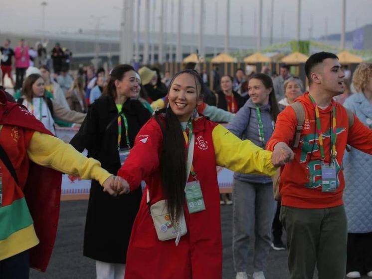 Якутяне приняли участие в массовом хороводе на всемирном фестивале молодежи