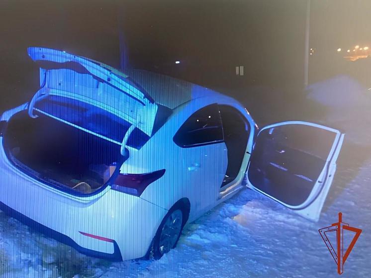 В Новоалтайске росгвардейцы поймали банду, угнавшую машину у таксиста