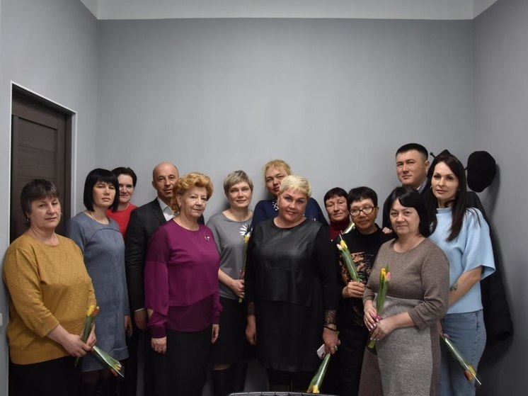 В Долинске трудовые коллективы поздравили с 8 Марта