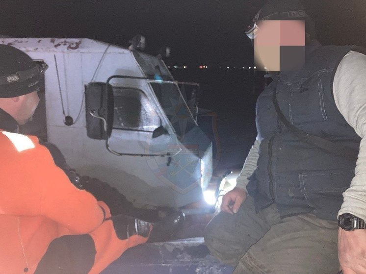 Мужчина застрял на реке Волхов на оторвавшейся льдине