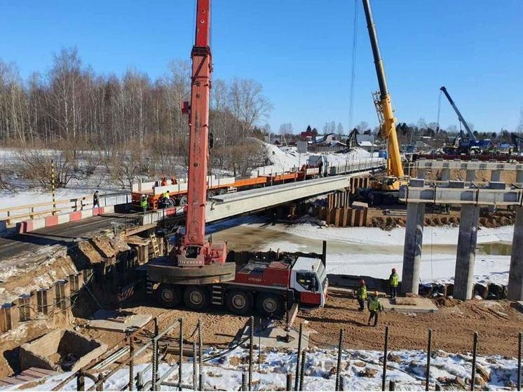 Строители монтируют балки на Кувшиновском мосту в Вологде