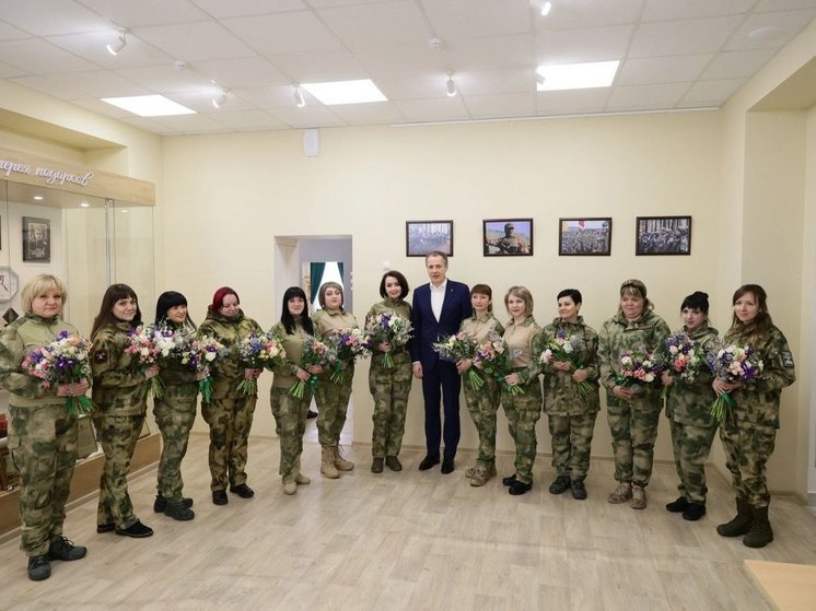 Представительницы прекрасного пола трудятся в качестве санитарных инструкторов, помогают охранять приграничные районы и горокруга, работают в госпиталях и организуют занятия для молодого поколения