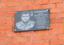 Мемориальные доски с портретами Дениса Саракеева и Виктора Буяндайкина установили на домах в деревне Чербай, где жили воины