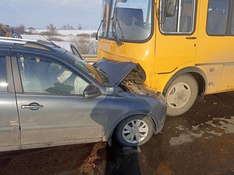 Три человека пострадали в ДТП со школьным автобусом в Рыбновском районе