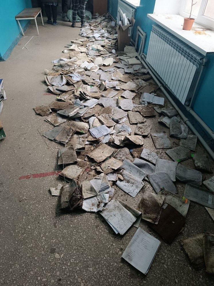 Из-под завалов: в Херсонской области спасли сотни документов