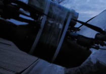 В социальных сетях появилось уникальное видео: в лобовом стекле бронеавтомобиля отряда спецназа «Аида» из соединения «Ахмат» застряла неразорвавшаяся граната украинского дрона-камикадзе