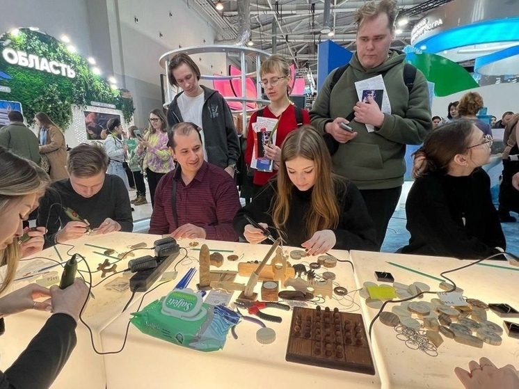 Новоуренгойские мастера учат гостей выставки «Россия» делать ненецкие сувениры и обереги