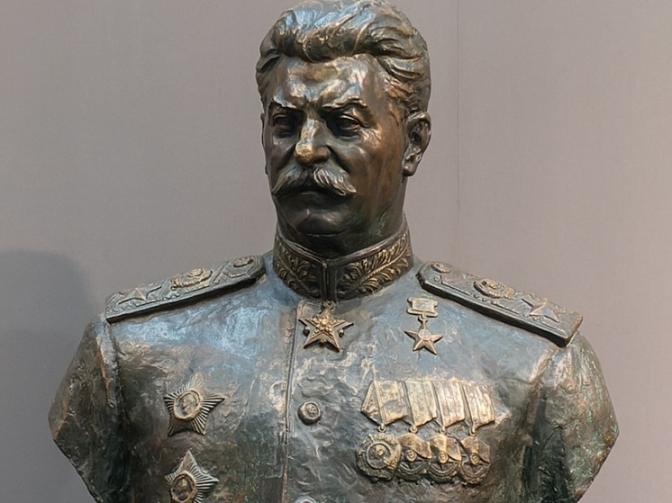 Неизвестные разрисовали памятник Сталину в подмосковном Звенигороде