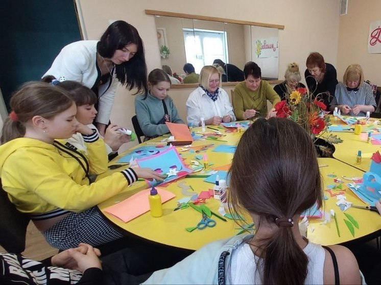 В Мелитополе прошел мастер-класс по изготовлению открыток к 8 марта