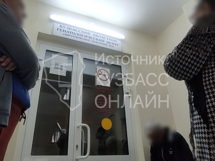 Кемеровчане пожаловались в Сети на то, что им приходится ждать приема у врача сидя на лестнице