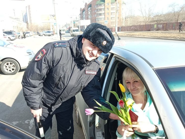 Сотрудники ГАИ в Чите поздравили женщин-водителей с 8 марта