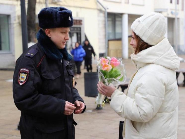 В Рязани полицейские поздравили женщин с наступающим праздником