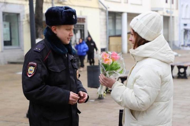 В Рязани полицейские поздравили женщин с наступающим праздником - МКРязань