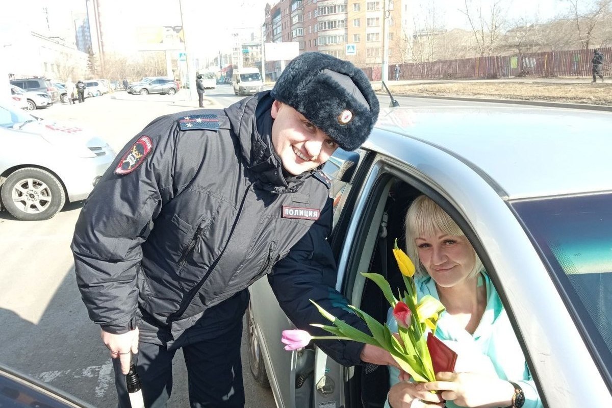 Сотрудники ГАИ в Чите поздравили женщин-водителей с 8 марта - МКЧита