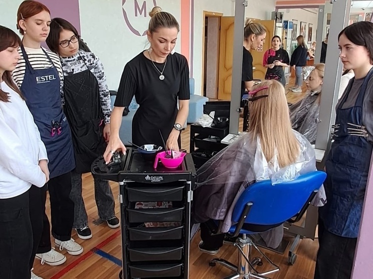 Студентам Серпухова рассказали о технологиях окрашивания волос